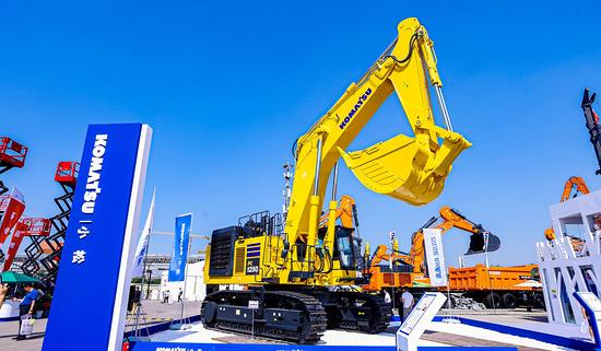 In December, China's Komatsu excavators operated for 108 hours, up 19.5% YoY; other four regions also saw positive YoY growth.